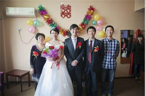 「创意满满！最新结婚恶搞新郎方法，欢乐无限时刻」