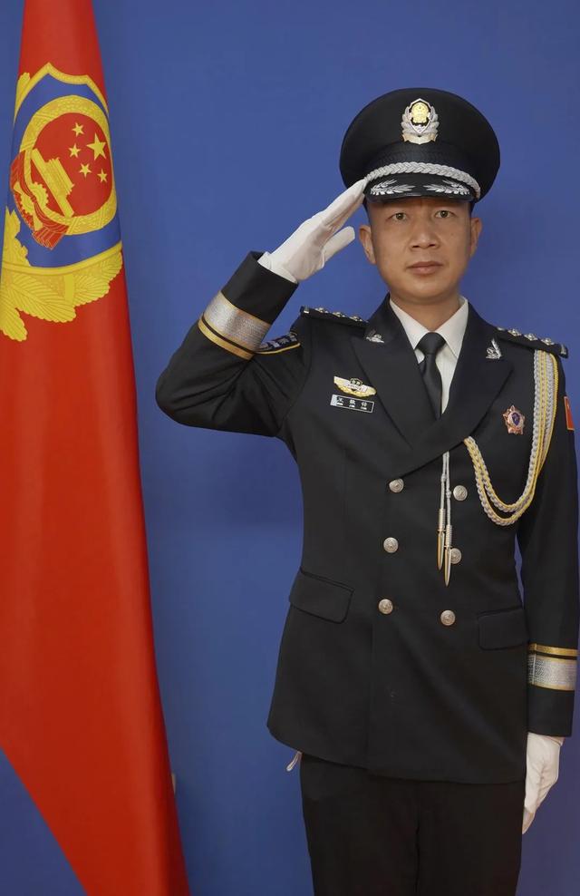 警礼服最新潮流，科技与传统交融展现未来风采